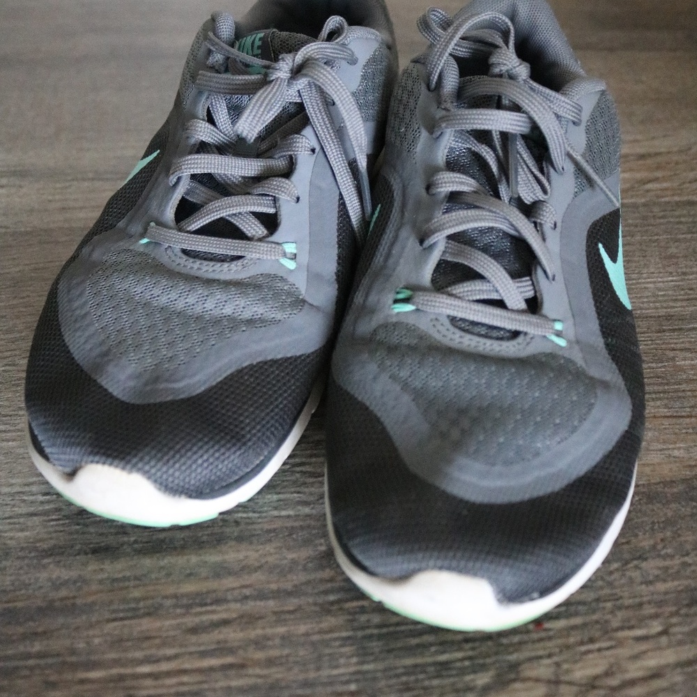 Women Nike Black and Gray Sneakers with Teal Accents